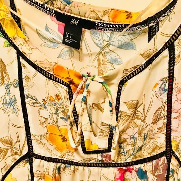 Feminine Flowy Floral Top - Picture 2 of 4